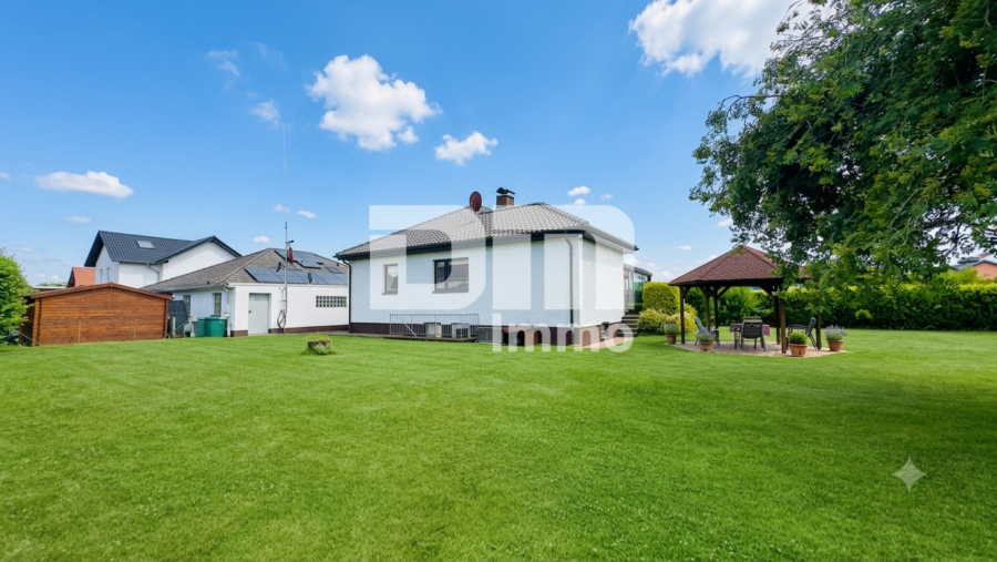 Solider Familien-Bungalow mit großem Potenzial in ruhiger Lage mit Wintergarten und Garage - Gartenbereich hinter dem Haus
